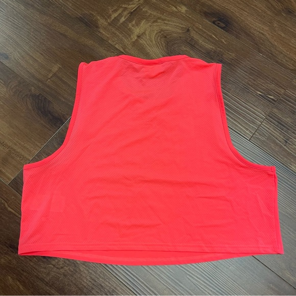 Training Crop Tank - Picture 2 of 3